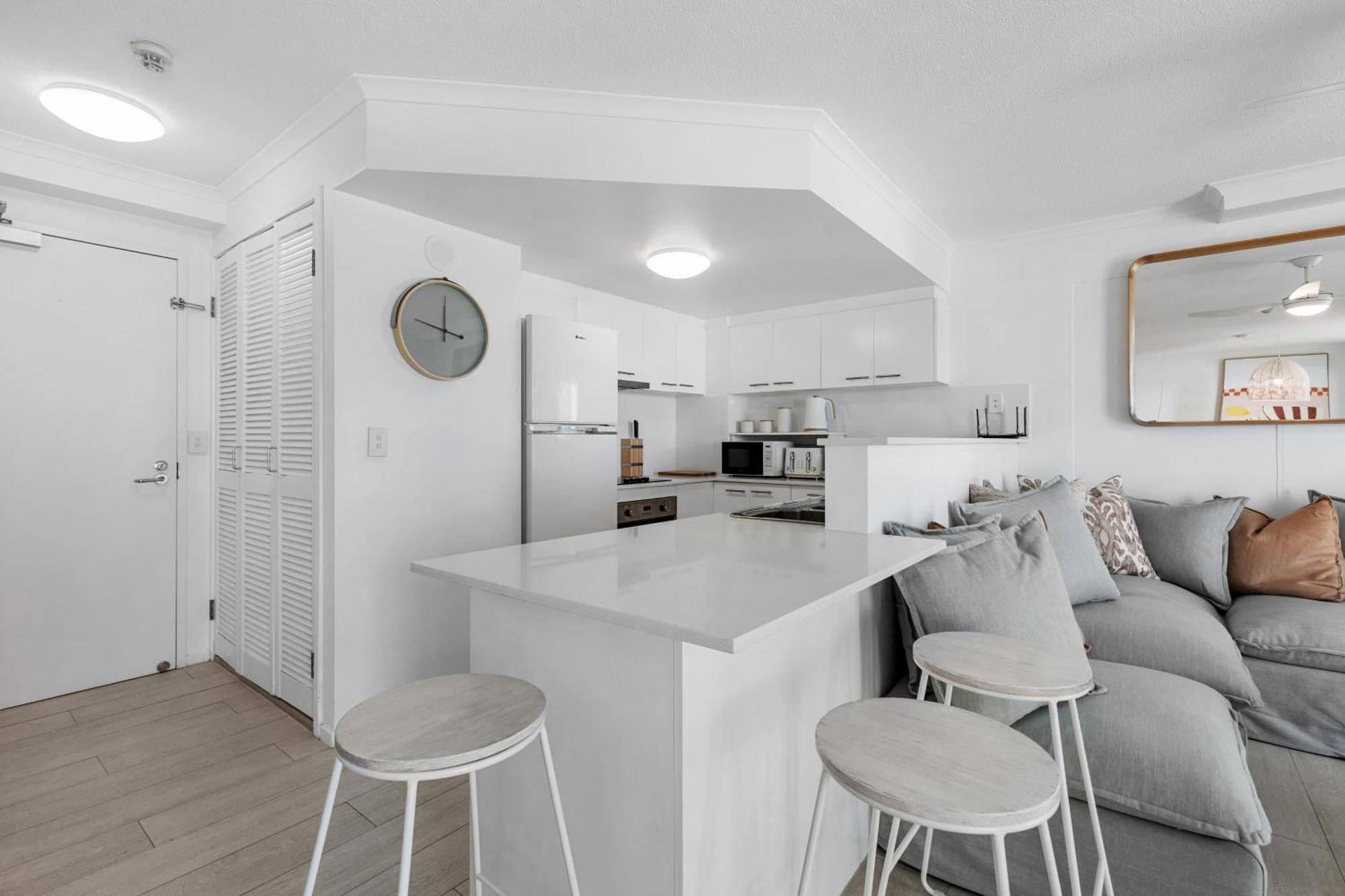 Emerald Sands Holiday Apartments Surfers Paradise Room photo