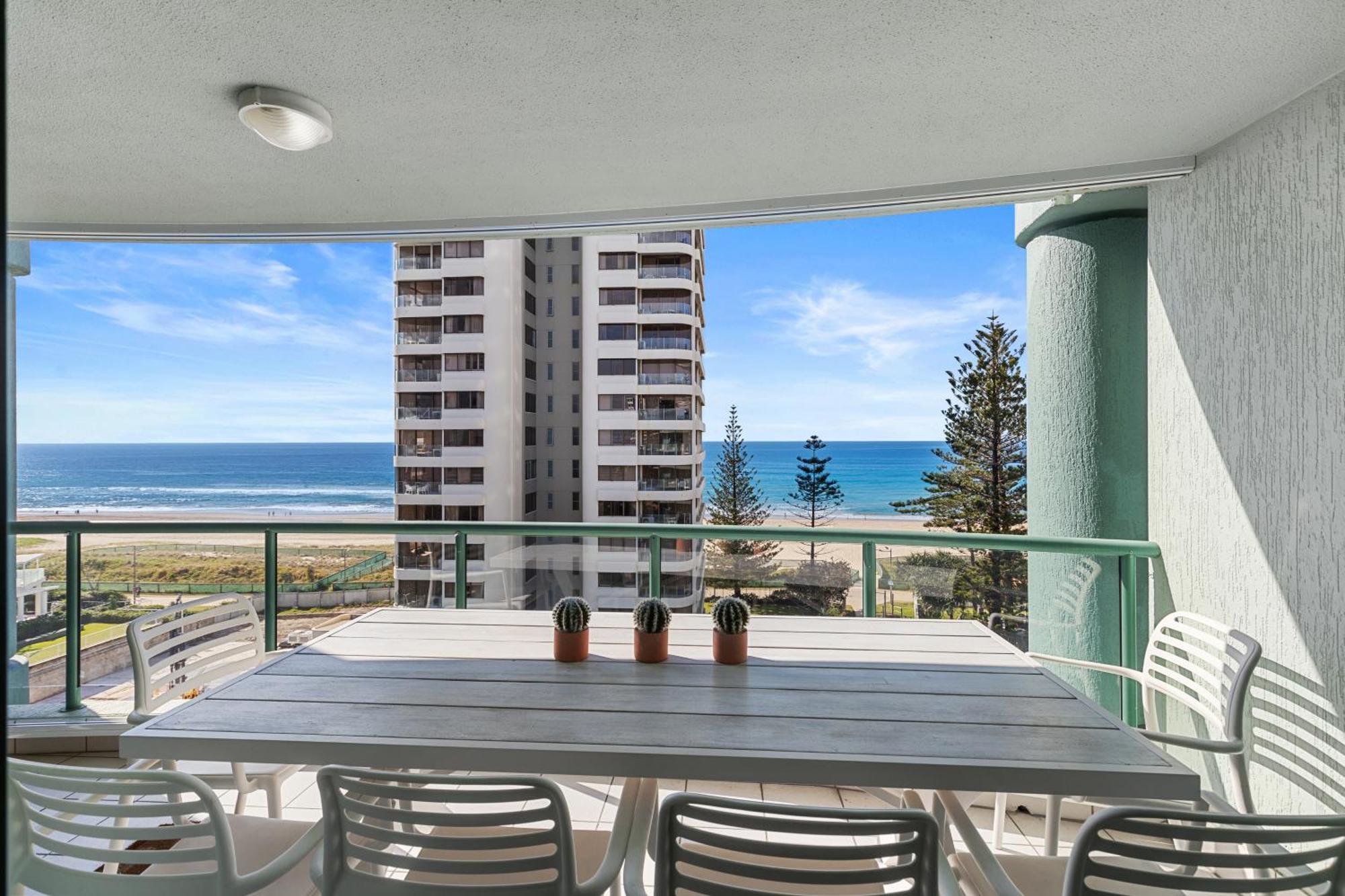 Emerald Sands Holiday Apartments Surfers Paradise Room photo