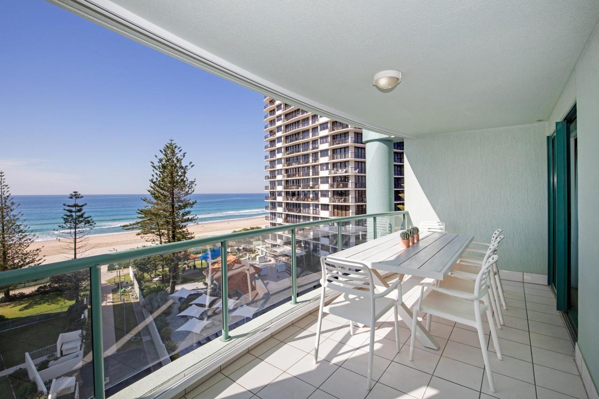 Emerald Sands Holiday Apartments Surfers Paradise Room photo