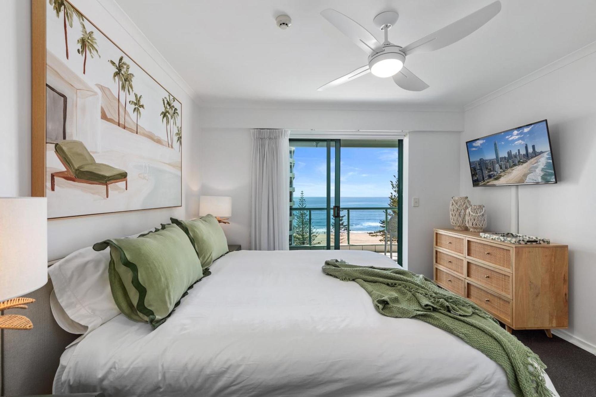 Emerald Sands Holiday Apartments Surfers Paradise Room photo