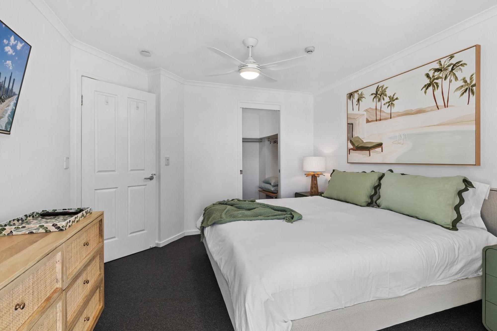 Emerald Sands Holiday Apartments Surfers Paradise Room photo