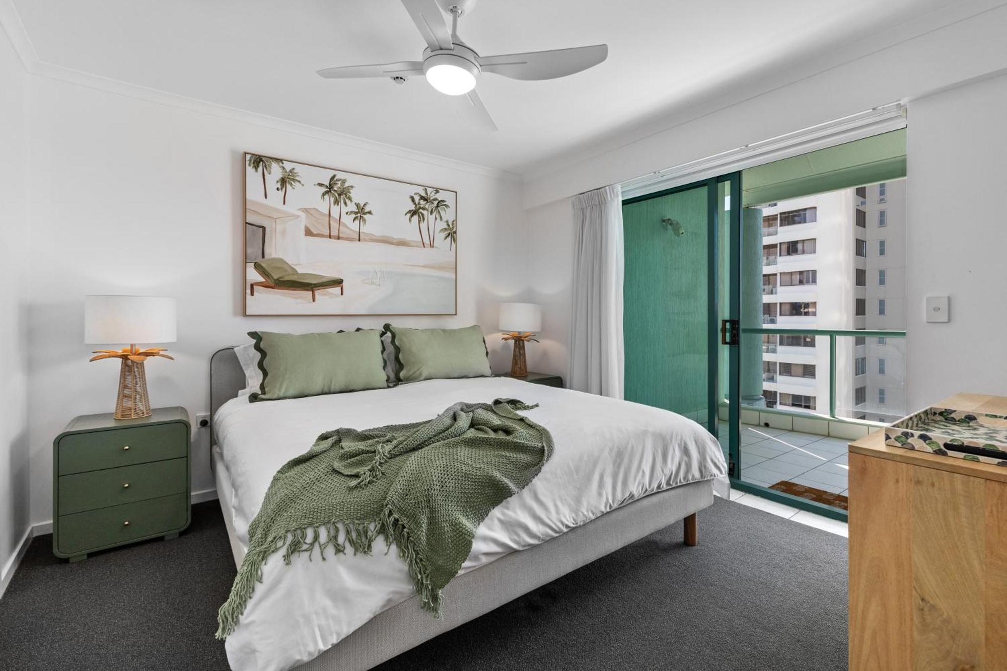 Emerald Sands Holiday Apartments Surfers Paradise Room photo