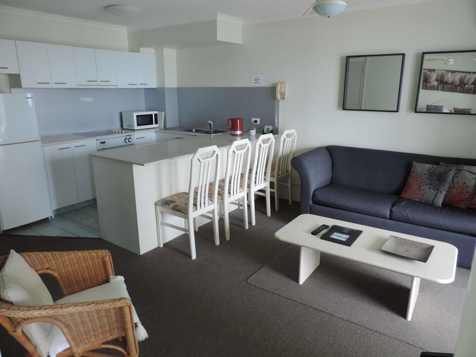 Emerald Sands Holiday Apartments Surfers Paradise Exterior photo