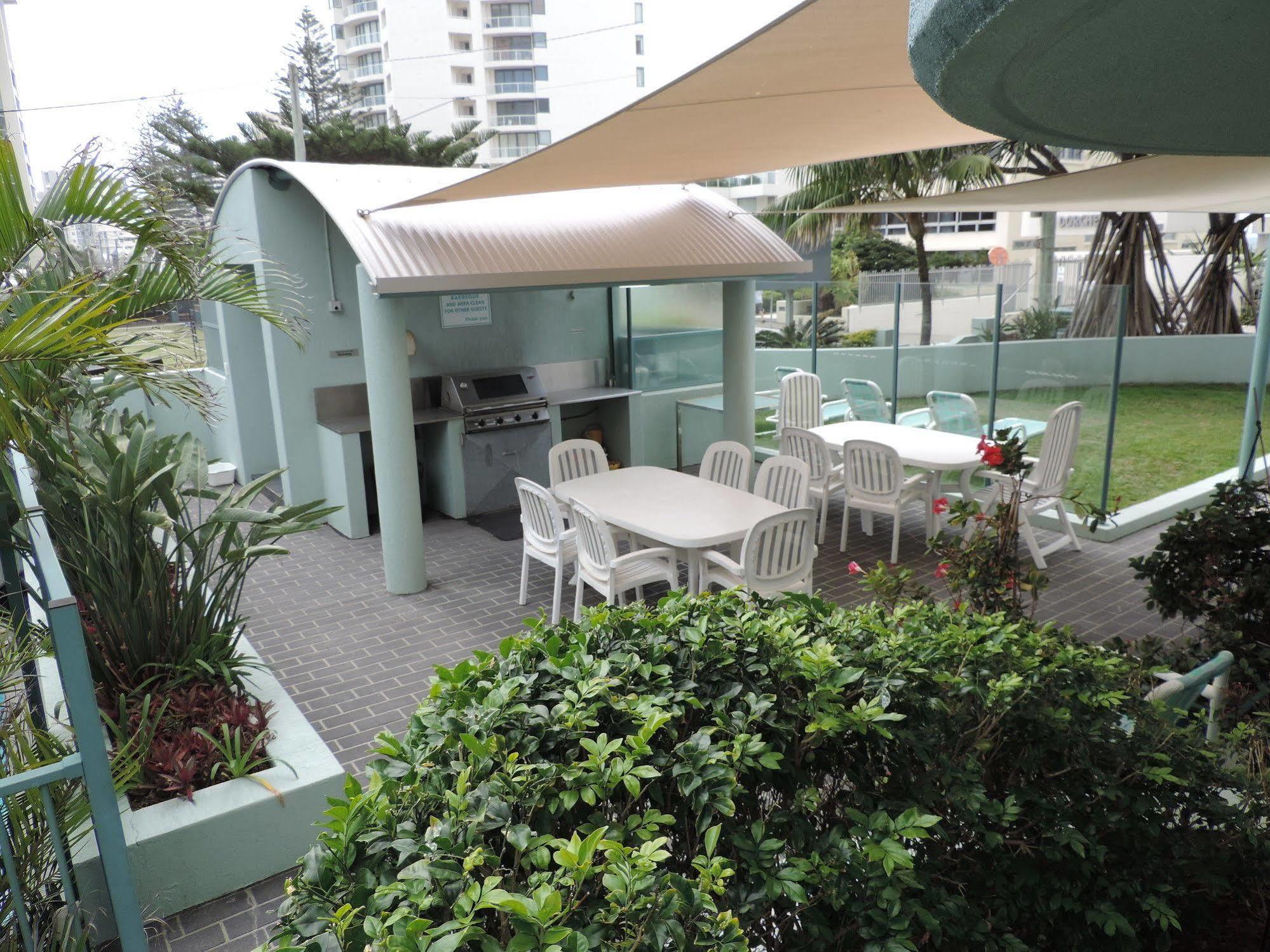 Emerald Sands Holiday Apartments Surfers Paradise Exterior photo