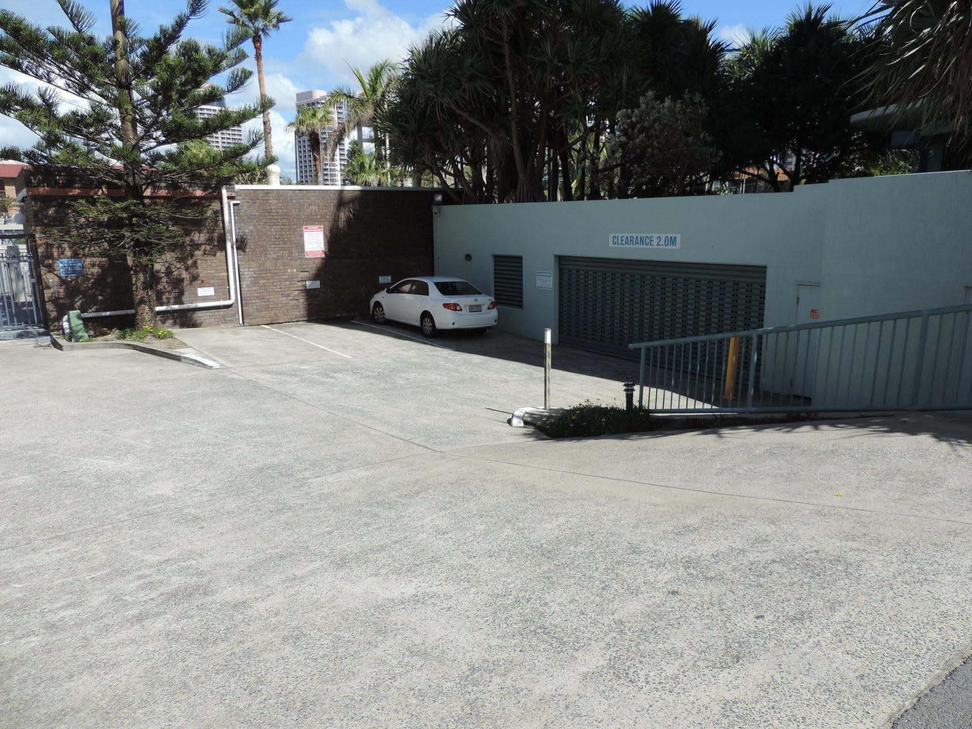 Emerald Sands Holiday Apartments Surfers Paradise Exterior photo